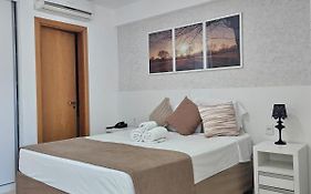 Flat Confortável para Família ou a Trabalho, ao lado dos Ministérios e ESPLANADA, grande, completo, academia e no centro da cidade, em Saint Moritz Brasília Hotel